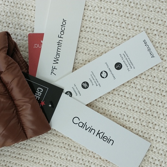 A cozy puffer coat with a shine finish. Calvin Klein. 7 F warmth factor size XS - Picture 9 of 12